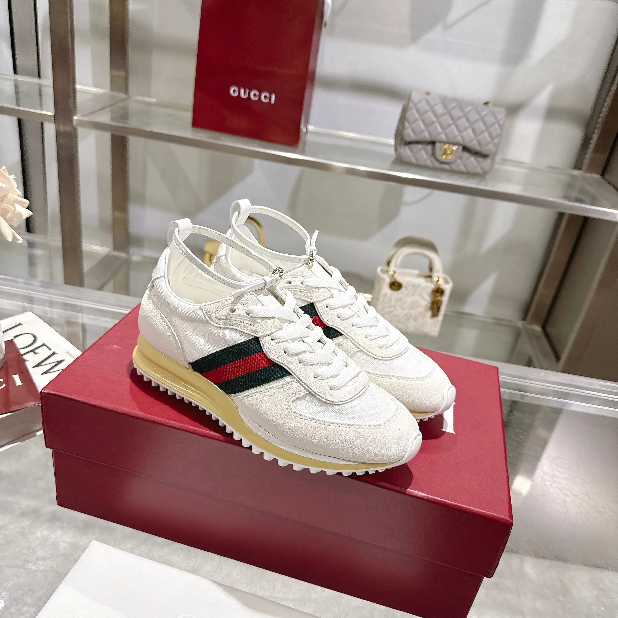 👟👟Ex-factory price 640👟👟 2025 dynamic item👍Light and flexible outsole has been specially treated🌹Permeated with a strong retro style💋Removable and adjustable ankle strap. 👌The tongue is decorated with a 3D Gucci logo created by high-frequency embossing technology❤The fabric lining is comfortable👏Breathable👏Ultra-light vacuum foam sole, very lightweight🍎Size 35-40, fully packaged